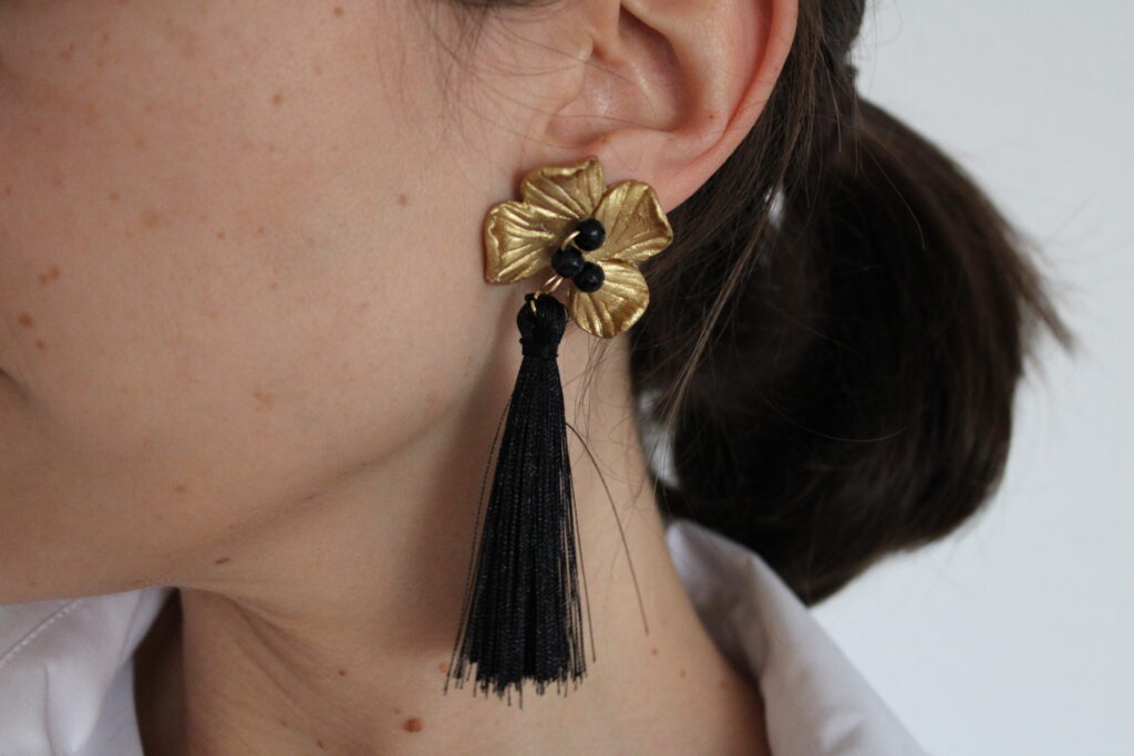 Pendientes largos, negro y dorado